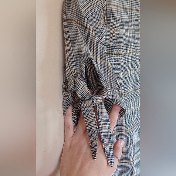 Tresics luxe Large Plaid Short Sleeved Button Up Blouse With Tied Sleeves - Picture 3 of 7